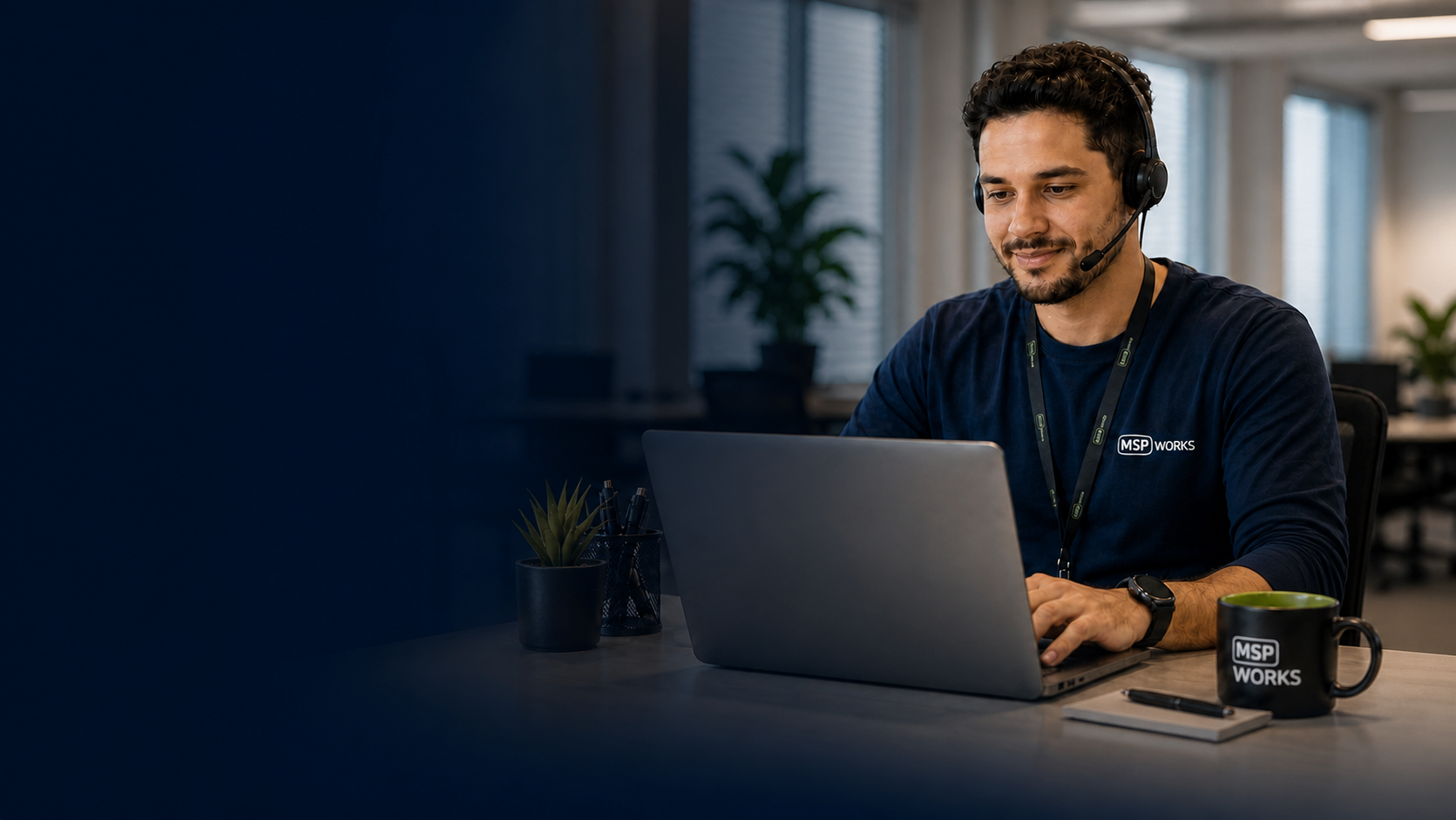 Técnico de MSP atendendo um cliente com apoio da MSP Works